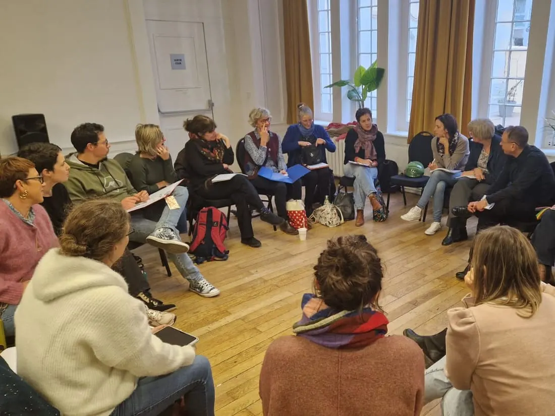 Participants en cercle lors de la journée d’études 2025